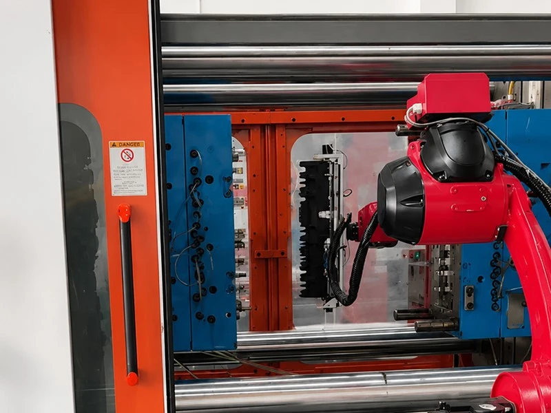 Injection Molding Part Removal Turning and Palletizing Injection Molding Part Removal Turning and Palletizing